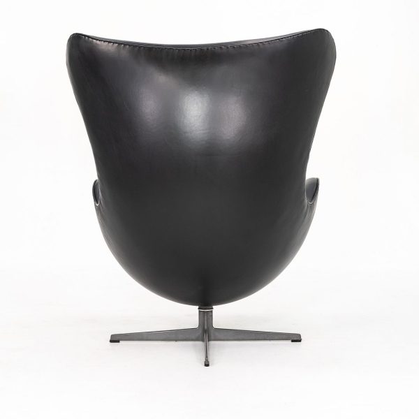 1960s Egg Lounge Chair, Model 3316 by Arne Jacobsen for Fritz Hansen in Re-done Black Leather For Sale