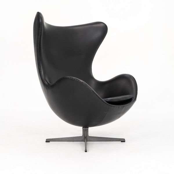 1960s Egg Lounge Chair, Model 3316 by Arne Jacobsen for Fritz Hansen in Re-done Black Leather For Sale