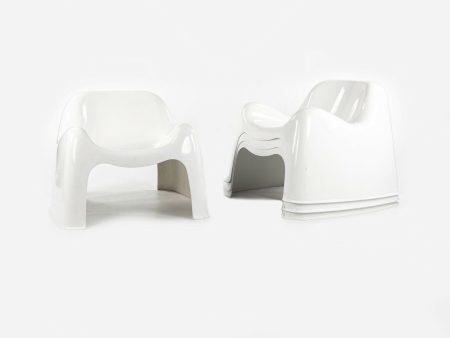 1970 Sergio Mazza for Artemide Toga Stacking Outdoor Lounge Chairs White 4 Avail on Sale