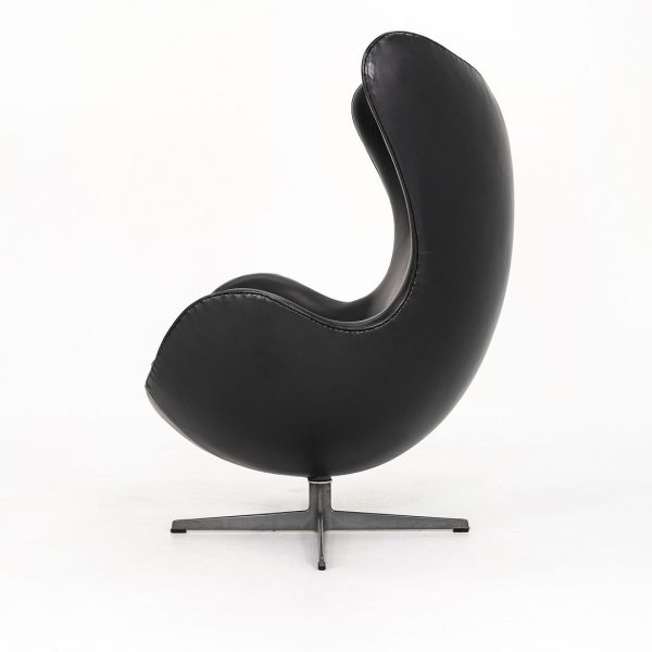 1960s Egg Lounge Chair, Model 3316 by Arne Jacobsen for Fritz Hansen in Re-done Black Leather For Sale